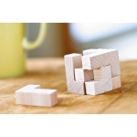 Puzzle publicitaire en bois dans une pochette en coton Astrum couleur bois vue d'ambiance