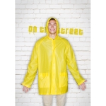 Imperméable personnalisé en plastique avec capuche et poches Sprinkle couleur jaune vue d'ambiance