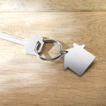 Porte-clés en métal personnalisé pas cher en forme de maison Aluhome couleur argenté mat vue d'ambiance