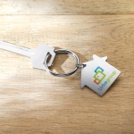 Porte-clés en métal personnalisé pas cher en forme de maison Aluhome couleur argenté mat vue d'ambiance principale