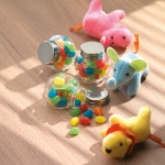 Bonbons publicitaires colorés dans un bocal en verre ChocolateStore couleur multicolore vue d'ambiance