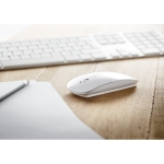 Souris sans fil en plastique brillant et à piles Curve couleur blanc vue d'ambiance