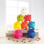 Tirelire cochon publicitaire colorée avec bouchon Piggy couleur blanc deuxième vue d'ambiance 2