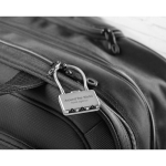 Cadenas personnalisable à bagages à offrir aux clients Coffre-fort couleur argenté mat vue d'ambiance principale