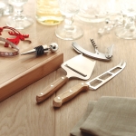 Ensemble pour fromage et vin dans un coffret en bambou Camembert couleur bois deuxième vue d'ambiance