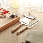 Ensemble pour fromage et vin dans un coffret en bambou Camembert couleur bois troisième vue d'ambiance