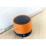Enceinte Bluetooth circulaire colorée et personnalisée avec logo Soul couleur orange cinquième vue d'ambiance 2