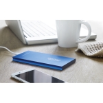Batterie externe en alu de 8.000 mAh Powercard Extra couleur bleu roi vue d'ambiance principale