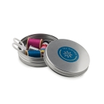 Kit de couture promotionnel dans une boîte en aluminium Couture couleur argenté mat deuxième vue principale
