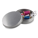 Kit de couture promotionnel dans une boîte en aluminium Couture couleur argenté mat quatrième vue