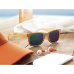 Lunettes publicitaires effet bois avec logo sur la branche PineTree couleur bois vue d'ambiance principale