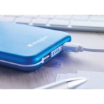 Batterie publicitaire pas chère 4.000 mAh Powercard Solarcharge couleur bleu roi deuxième vue d'ambiance 2