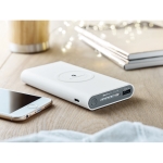 Batterie externe avec logo d'entreprise 8.000 mAh Wireless couleur blanc vue d'ambiance