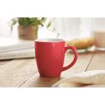 Mug publicitaire pas cher en céramique colorées 290 ml ColorTrend couleur rouge vue d'ambiance