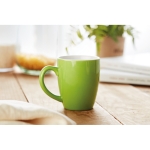 Mug publicitaire pas cher en céramique colorées 290 ml ColorTrend couleur vert vue d'ambiance