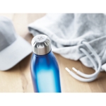 Bouteille publicitaire en tritan avec capuchon et base en acier 600 ml couleur bleu transparent deuxième vue d'ambiance 2