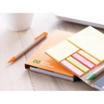 Ensemble avec carnet en papier recyclé, autocollants et stylo EcoSet couleur orange vue d'ambiance principale