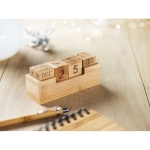 Calendrier en bois de bambou perpétuel pour bureau Bamboo couleur bois vue d'ambiance