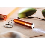 Porte-clés lampe torche cylindrique et coloré avec logo Logolight couleur orange deuxième vue d'ambiance principale