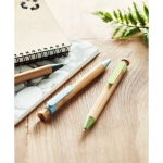 Stylo écologiques personnalisés en bambou avec encre bleue ColorTip couleur bleu vue d'ambiance
