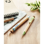 Stylo écologiques personnalisés en bambou avec encre bleue ColorTip couleur bleu vue d'ambiance principale