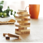 Jeu en bois pour toute la famille dans une pochette en coton Tower couleur bois vue d'ambiance