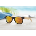 Lunettes de soleil sérigraphiées avec branches en bambou BeachWood couleur jaune vue d'ambiance