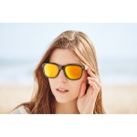 Lunettes de soleil sérigraphiées avec branches en bambou BeachWood couleur jaune deuxième vue d'ambiance