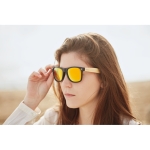 Lunettes de soleil sérigraphiées avec branches en bambou BeachWood couleur jaune troisième vue d'ambiance