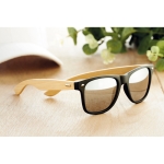 Lunettes de soleil sérigraphiées avec branches en bambou BeachWood couleur argenté brillant vue d'ambiance