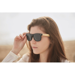 Lunettes de soleil sérigraphiées avec branches en bambou troisième vue d'ambiance