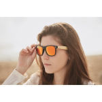 Lunettes de soleil sérigraphiées avec branches en bambou troisième vue d'ambiance