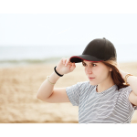 Casquette noire de style baseball avec logo et ligne de couleur Stripe couleur rouge vue d'ambiance