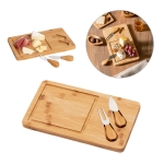 Plateau de fromages à offrir aux clients avec deux ustensiles Cheddar diverses couleurs