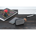 Enceinte Bluetooth minimaliste caoutchoutée avec sangle et micro Club couleur gris vue image ambiance