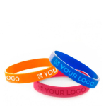 Bracelet plastique personnalisé avec logo en bas relief couleur orange vue avec zone d'impression