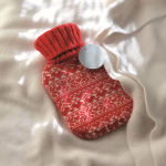 Bouillotte au design nordique personnalisable Nordic couleur rouge vue d'ambiance