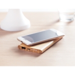 Chargeur sans fil avec logo et connexion C 6.000 mAh Bamboo couleur bois vue d'ambiance