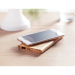 Chargeur sans fil avec logo et connexion C 6.000 mAh Bamboo couleur bois vue d'ambiance principale
