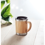 Tasse élégante en acier avec coque en bambou et anse de 300ml Natural couleur bois vue d'ambiance