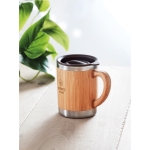 Tasse élégante en acier avec coque en bambou et anse de 300ml Natural couleur bois vue d'ambiance principale