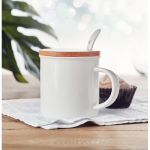 Tasse en céramique avec couvercle en bambou et cuillère 380 ml Topped couleur blanc vue d'ambiance
