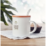 Tasse en céramique avec couvercle en bambou et cuillère 380 ml Topped couleur blanc vue d'ambiance principale