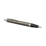 Stylo de qualité à finition métallique Encre Bleue Parker IM Silver couleur marron deuxième vue frontale