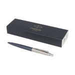 Stylo mat avec finition chromée à l'encre bleue Parker Jotter XL couleur bleu deuxième vue frontale