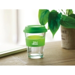 Mug take away en verre avec couvercle et bande 350ml Takeaway Cristal couleur vert lime vue d'ambiance principale