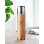 Thermos promotionnel en acier avec extérieur en bambou 400ml Bamboo couleur bois vue d'ambiance principale