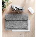 Porte-documents simple personnalisable et économique en feutre Flow couleur gris vue d'ambiance
