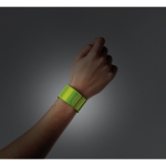 Bracelets personnalisés réfléchissants en PVC fluorescent VisiPro couleur jaune troisième vue