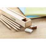 Set eco avec crayons de couleur, règle et gomme dans un étui College couleur bois vue d'ambiance principale